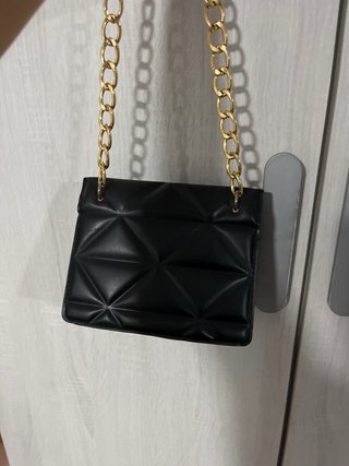 Bolso pequeño negro con cadena dorada