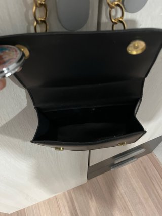 Bolso pequeño negro con cadena dorada