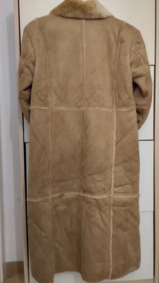 Abrigo largo beige con forro de pelo