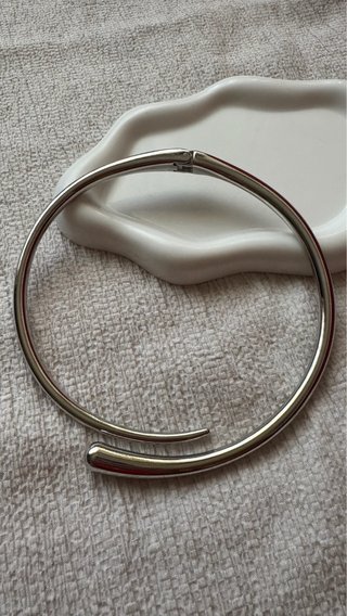 Girocollo rigido donna argentato design minimal