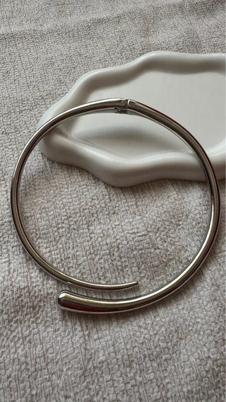 Girocollo rigido donna argentato design minimal