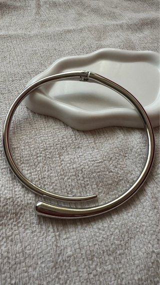 Girocollo rigido donna argentato design minimal