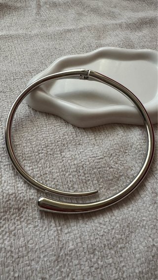 Girocollo rigido donna argentato design minimal