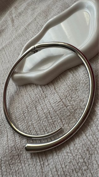 Girocollo rigido donna argentato design minimal