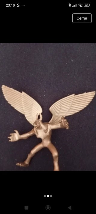 Figura dorada de ángel con alas