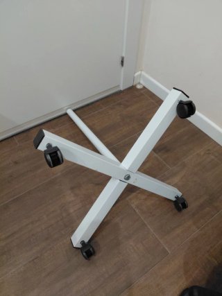 Soporte con ruedas para lupa
