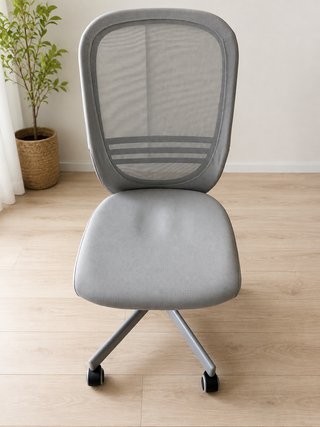 Silla de escritorio gris con ruedas