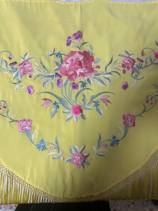 Mantón bordado floral amarillo