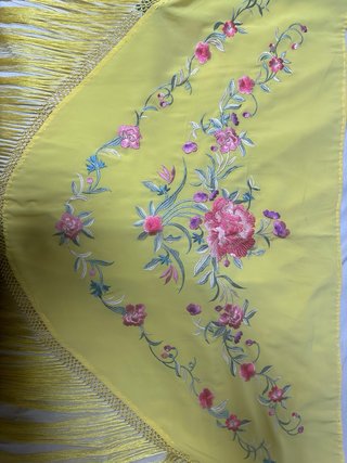 Mantón bordado floral amarillo
