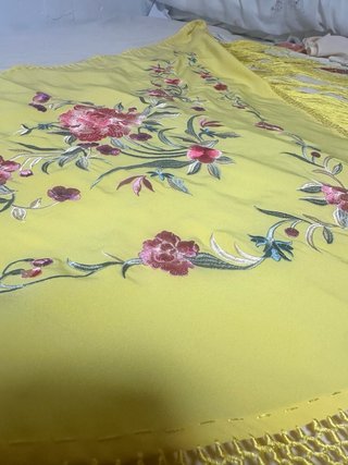 Mantón bordado floral amarillo