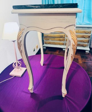 Mesa auxiliar estilo francés con mármol