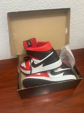 Zapatilla Nike Air Jordan Roja y Blanca
