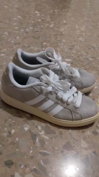 Zapatillas Adidas grises y blancas