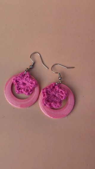 Pendientes de crochet con aro marrón