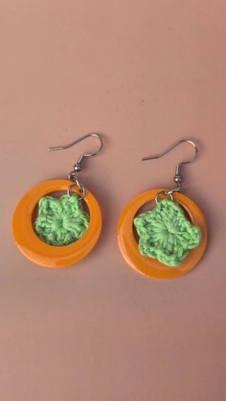 Pendientes de crochet con aro marrón