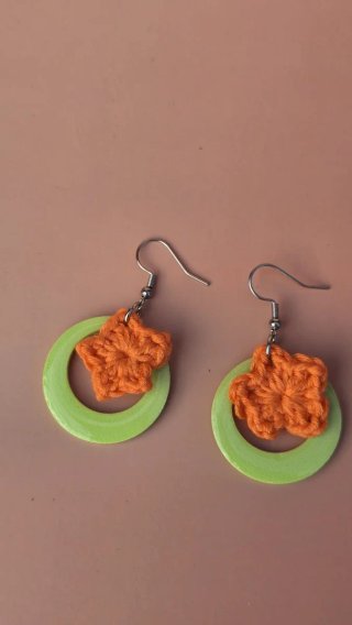 Pendientes de crochet con aro marrón