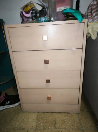 Cajonera beige con tiradores dorados