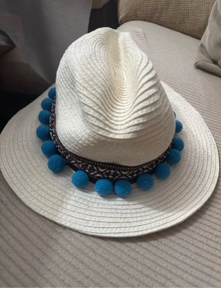 Sombrero blanco con pompones azules