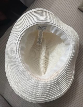 Sombrero blanco con pompones azules