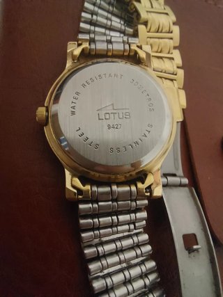 Reloj Lotus Dorado con Brazalete