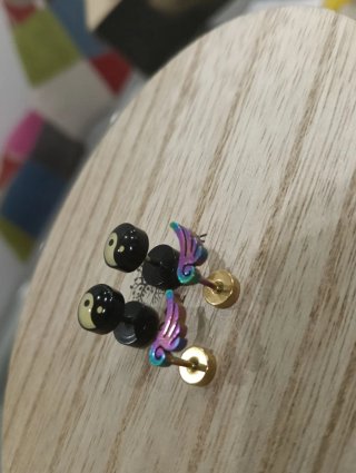 2 Pares Pendientes: YinYang fake plug y Alas acero
