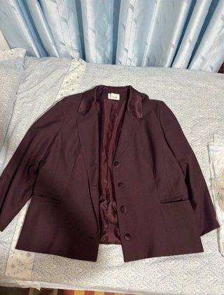 Conjunto americana y vestido para eventos.