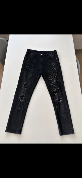 Pantalón slim fit negro desgastado