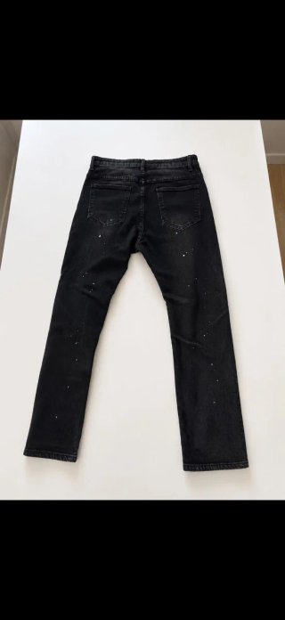 Pantalón slim fit negro desgastado
