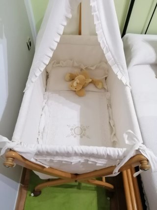 Mini Cuna beige  con  Ruedas uso hasta los 8 meses