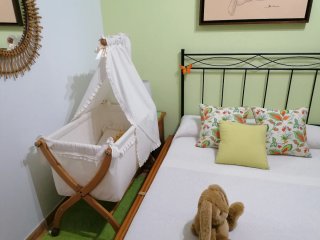 Mini Cuna beige  con  Ruedas uso hasta los 8 meses