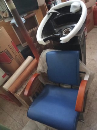 Lavabo peluquería con silla azul
