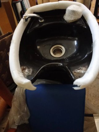Lavabo peluquería con silla azul