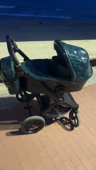 Cochecito de bebé verde con diseño de cocodrilo