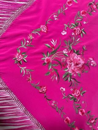Mantón bordado flores rosa fucsia