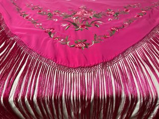 Mantón bordado flores rosa fucsia
