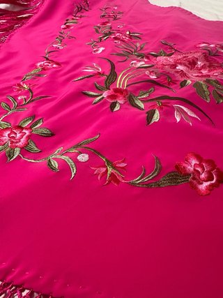 Mantón bordado flores rosa fucsia