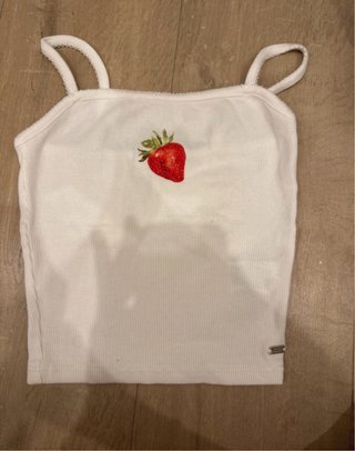Top blanco con fresa bordada
