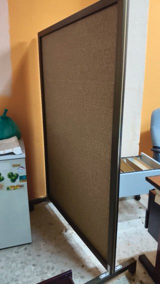 Biombo divisor de tela de alfombrilla. URGE.