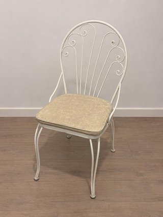 Mesa cristal cuadrada y silla metal