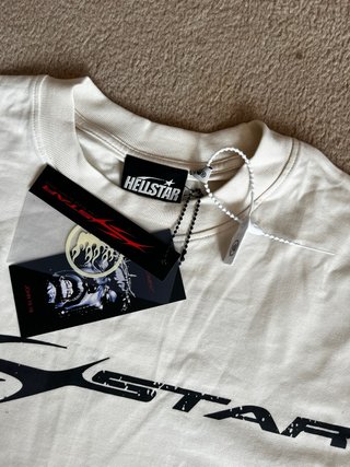 Camiseta Hellstar blanca con logo