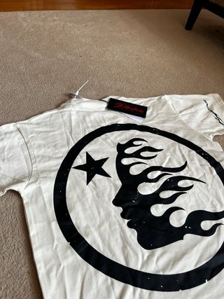 Camiseta Hellstar blanca con logo