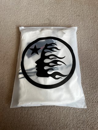 Camiseta Hellstar blanca con logo
