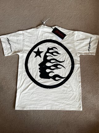 Camiseta Hellstar blanca con logo