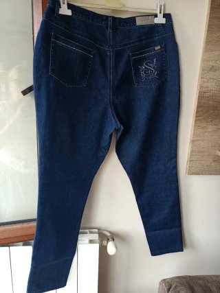 Pantalón vaquero con circonitas marca Paralelo