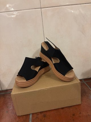 Sandalias negras de cuña