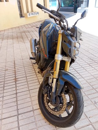 Benelli 502C Naked Negra
