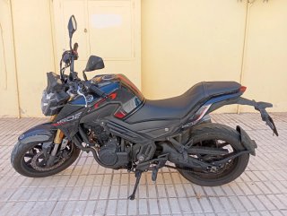Benelli 502C Naked Negra