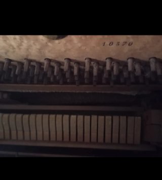 Piano antiguo negro con adornos dorados