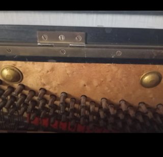 Piano antiguo negro con adornos dorados