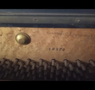 Piano antiguo negro con adornos dorados